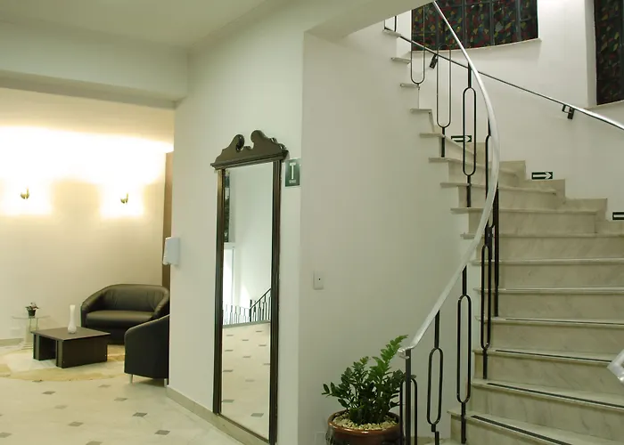 Hotel near College: Turrance White Hotel